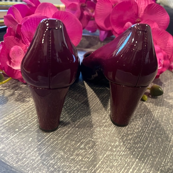 RALPH LAUREN Red High Heeled Pumps with Glossy Finish and Pointed Toe/size 6B - Picture 4 of 13